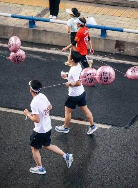 如何注册皇冠足球代理
_马拉松职业“私兔”最高月入4万 从熟人搭子到有偿服务