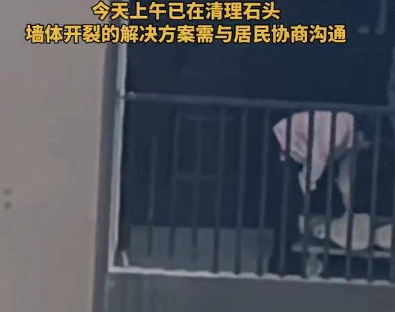 皇冠信用盘在线注册
_浙江居民家中藏数百块石头皇冠信用盘在线注册
，致邻居家墙体开裂！街道办回应：目前全铺在了小区草坪上，准备搬走