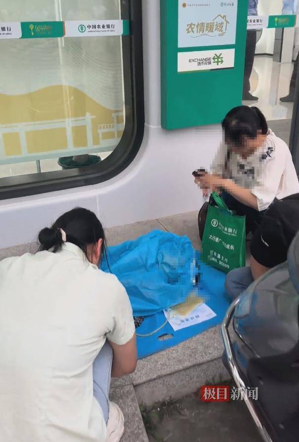 如何申请皇冠信用盘
_家属称重病妇女被要求“本人到银行”才能取款如何申请皇冠信用盘
，办理业务过程中人突然去世，株洲多方回应